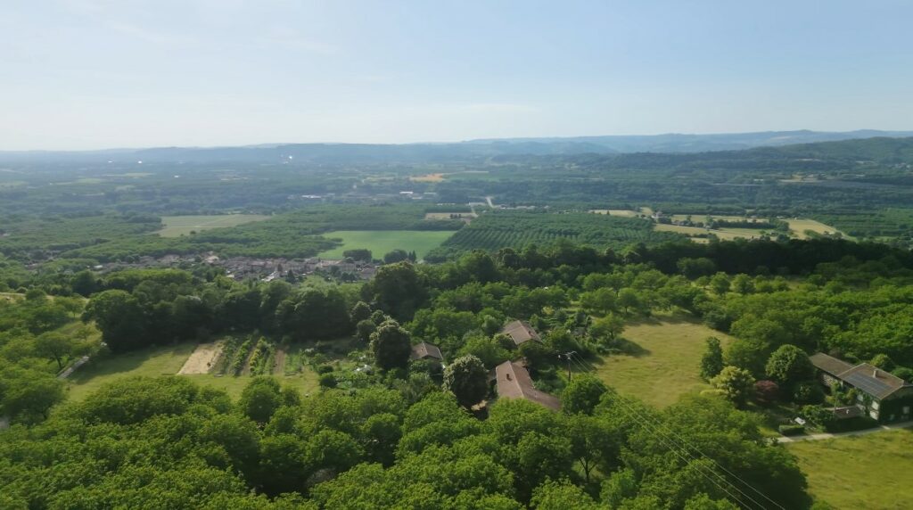 La ferme et village à l'ouest en bas